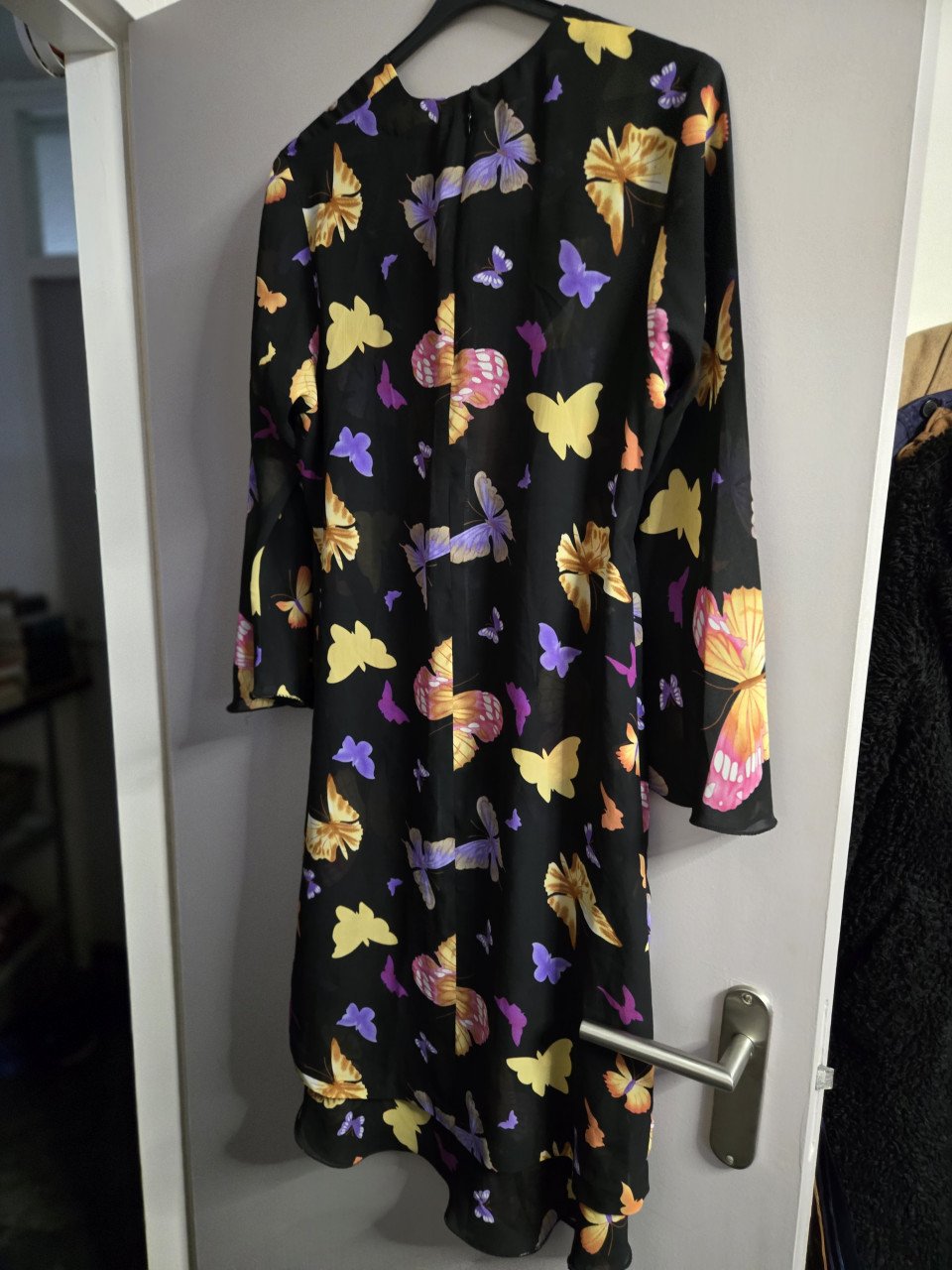 2-delige set met prachtig vlinder design. Lange blouse en rok. Maat S