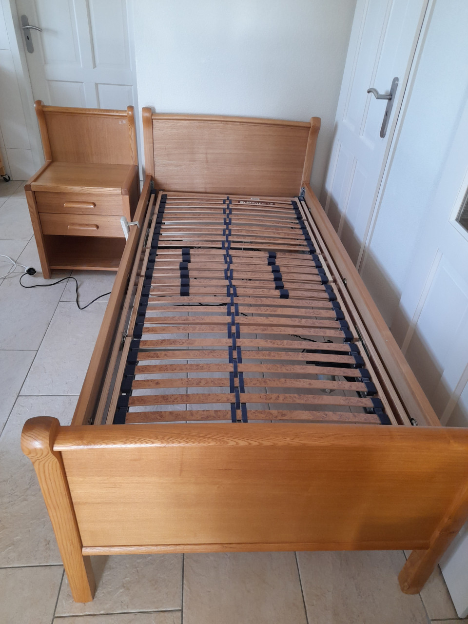 Elektrisch verstelbaar senioren bed 90 x 200( in goede staat) + nachtkastje