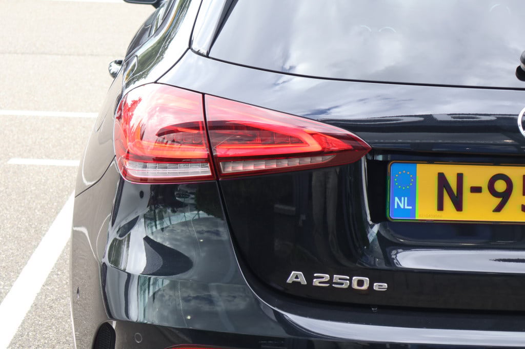 Mercedes-Benz A-Klasse 250 e business solution amg limited l mbux l camera 
