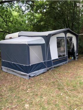Caravan hobby met ruime voortent en zijtent