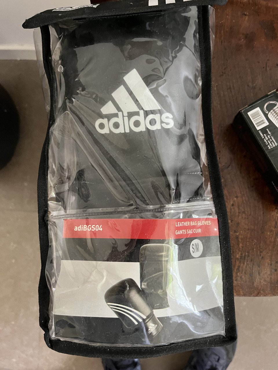 Bokszak met ophangsysteem en bokshandschoenen Adidas
