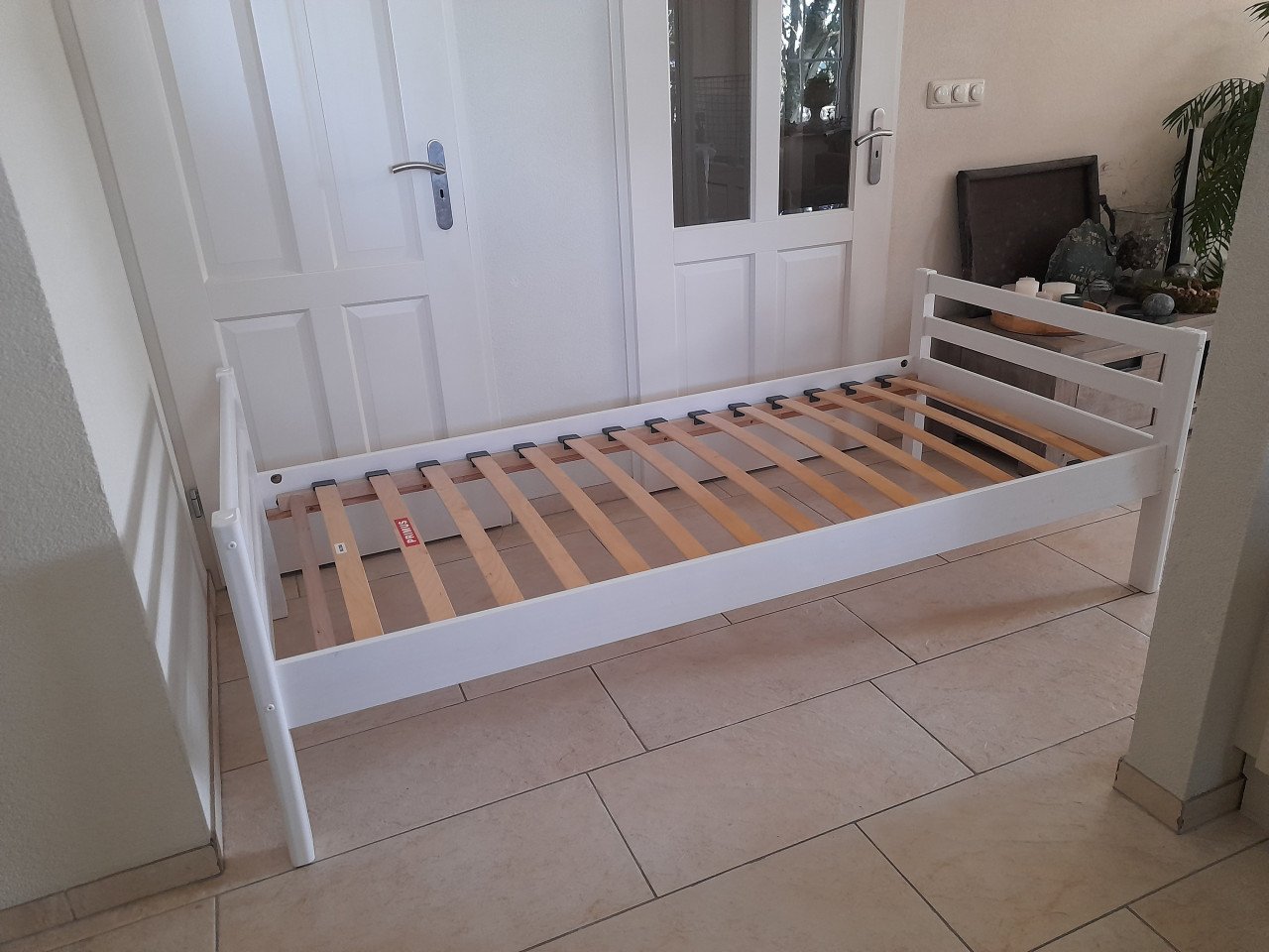 1 Persoonsbed 90 x 200 (in goede staat )