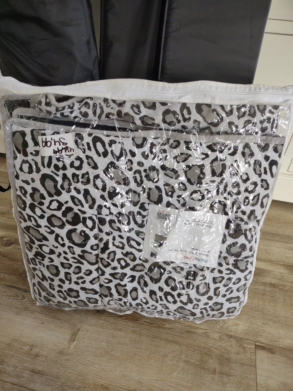 Mooi zwart campingbed, opklapbaar bedje, logeerbed Mama Loes