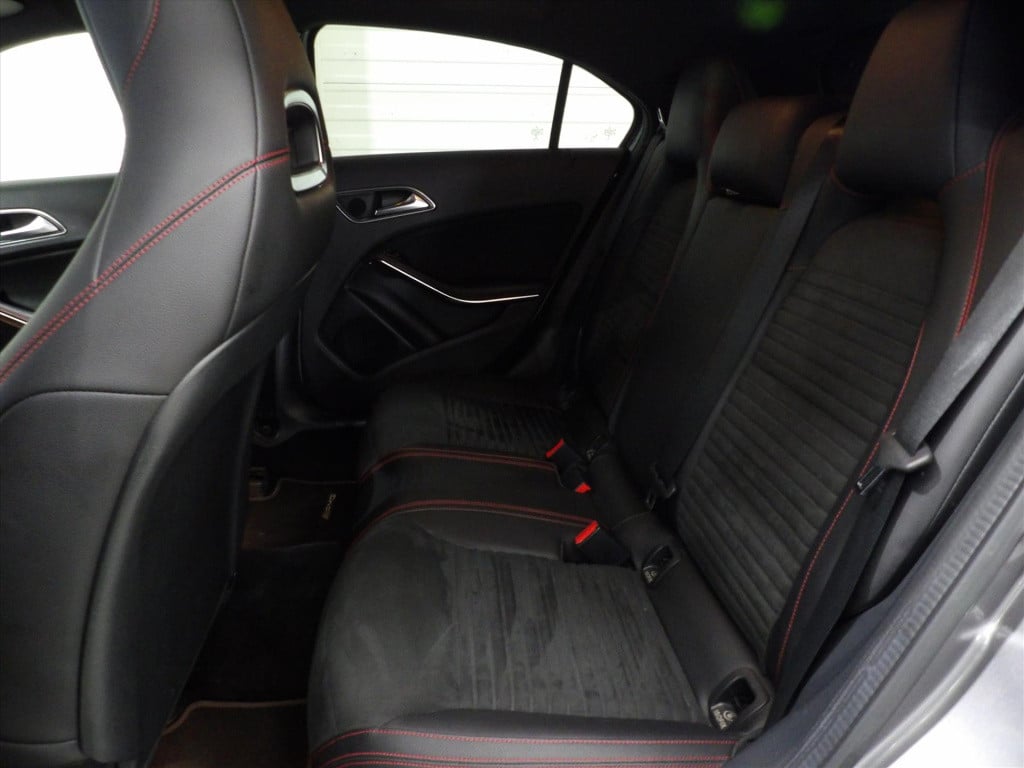 Mercedes-Benz A-Klasse a180 122pk 7g-dct business solution amg