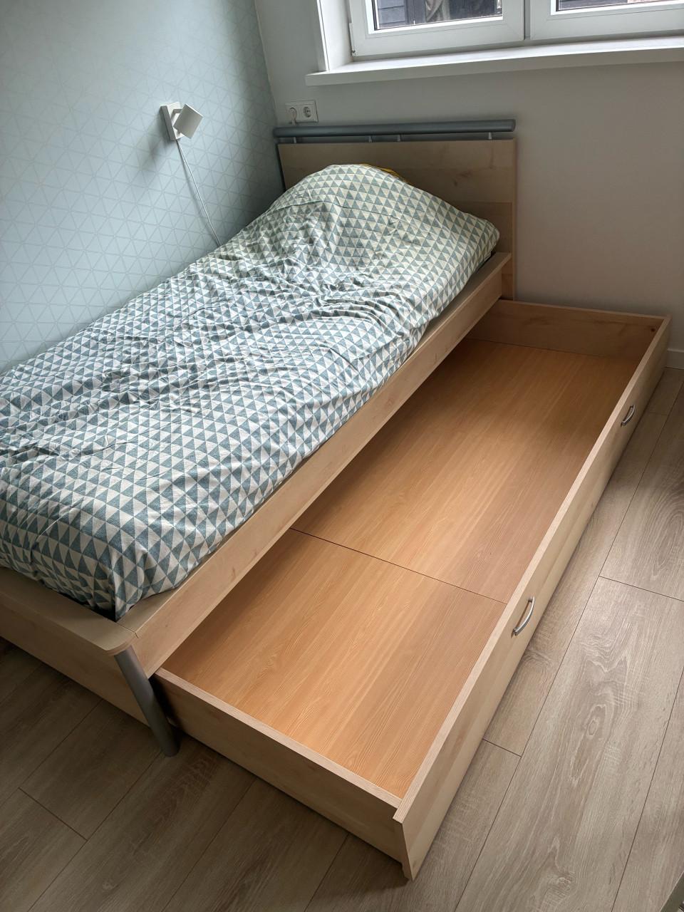 Bed, nachtkastje en kledingkast