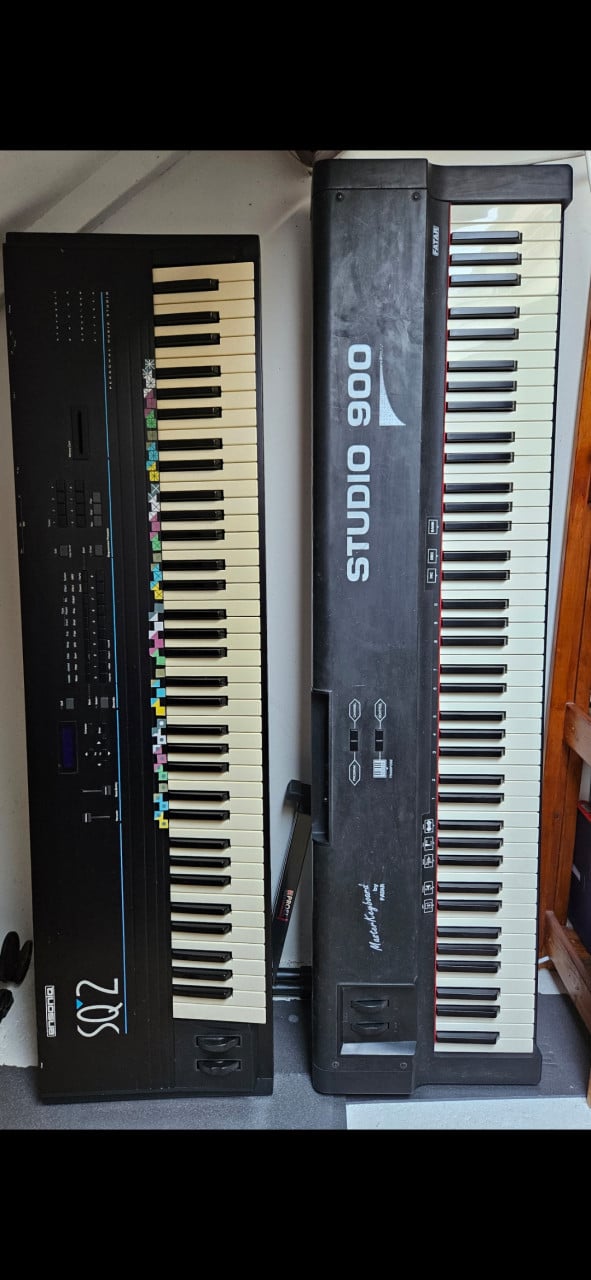 Vintage synth en midi apparaten