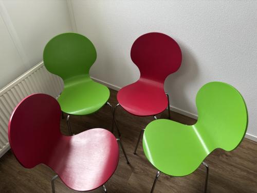 Houten stoelen groen & rood
