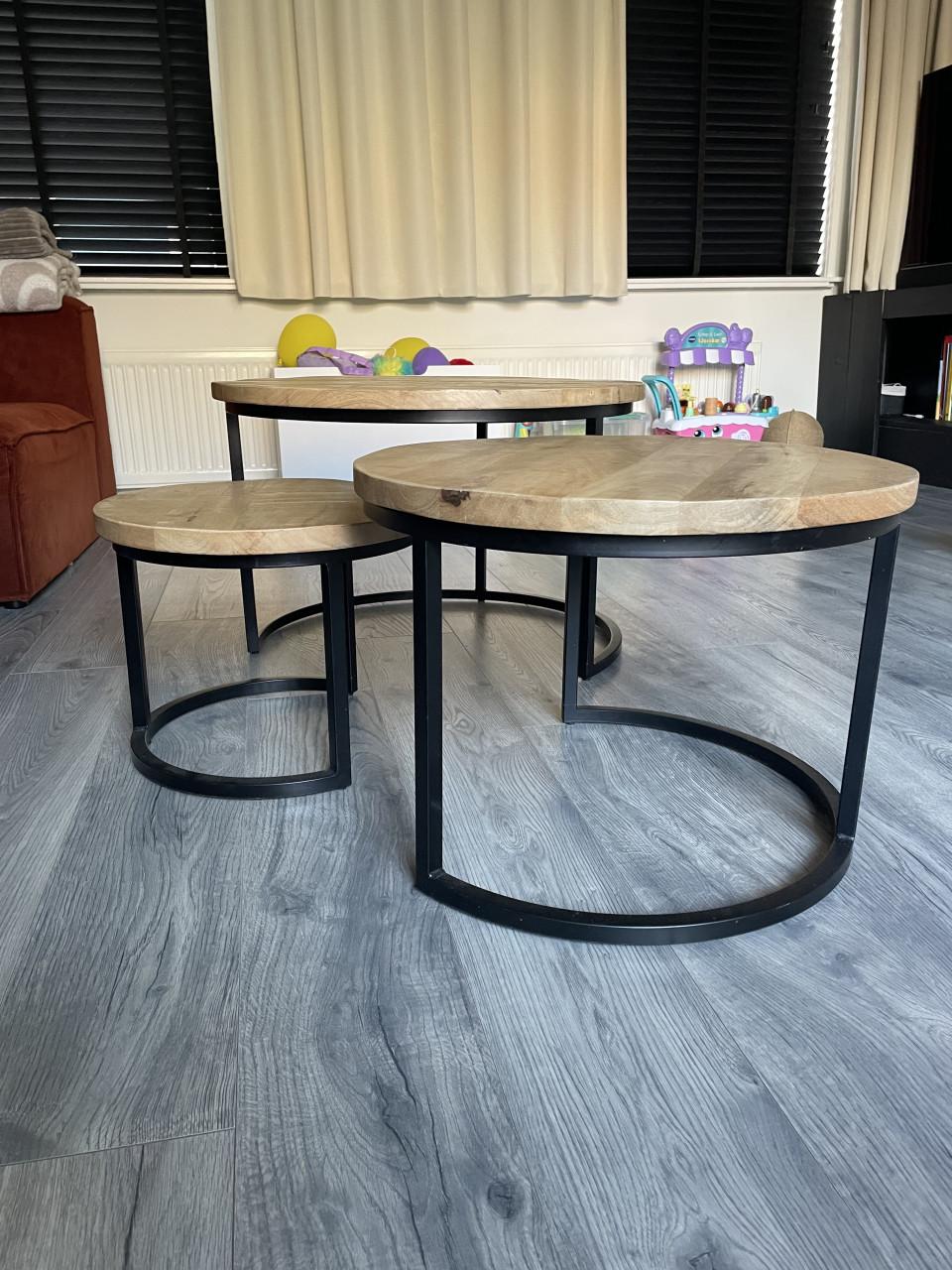 Mooie grote set massief mangohouten salontafels rond zwart