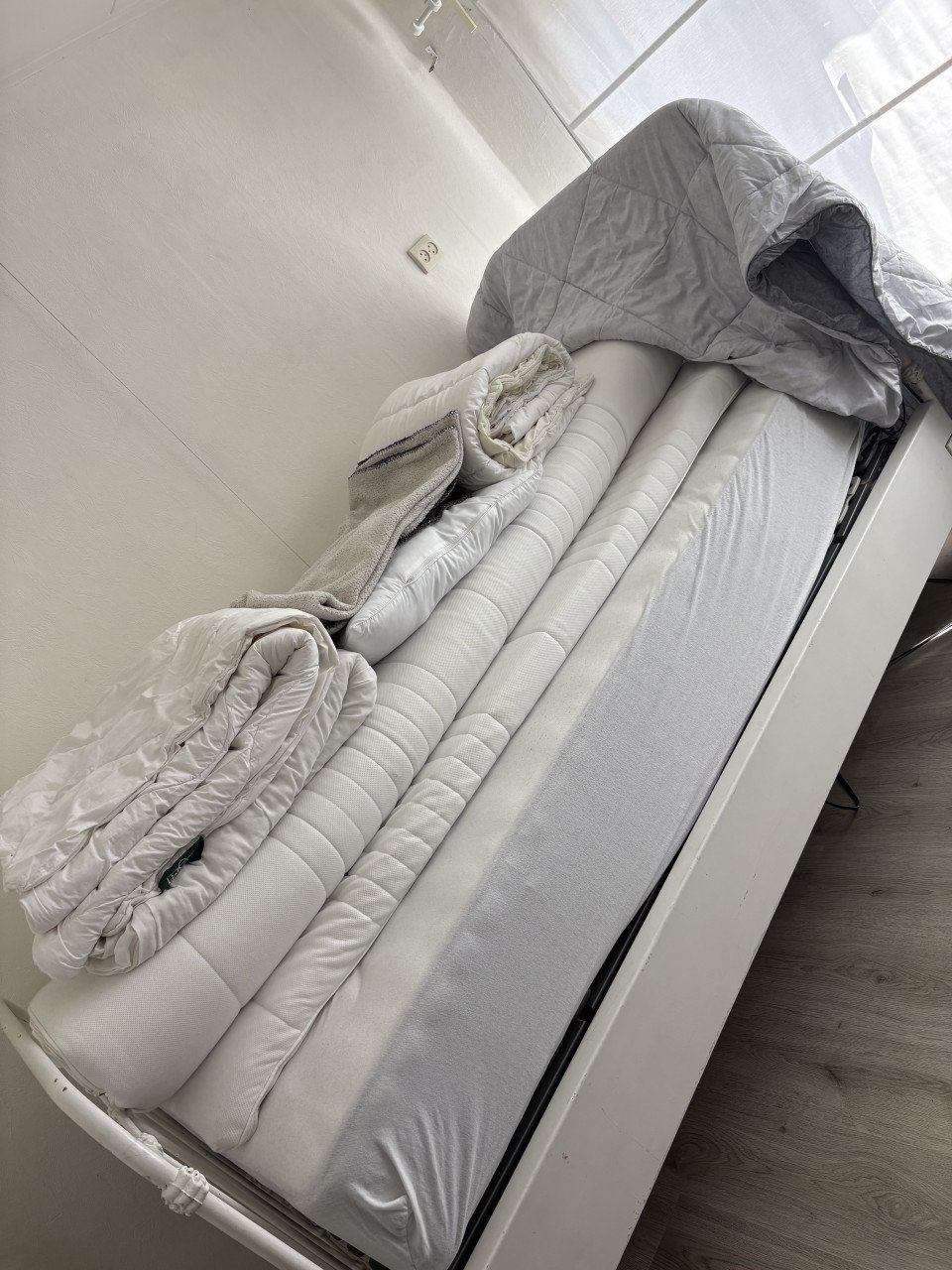 Antiek bed staal met spijlen en elektrische verstelbare lattenbodem