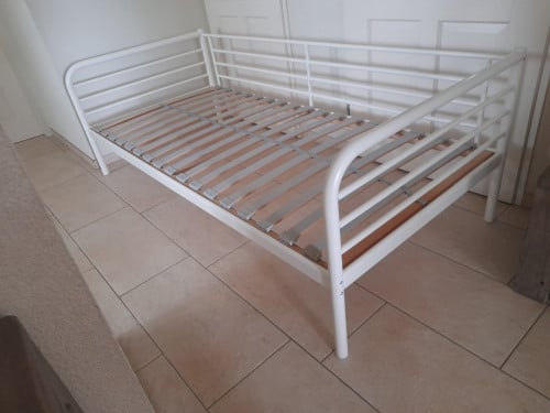 Wit metalen bed 90 x 200 ( z.g.a.n.)