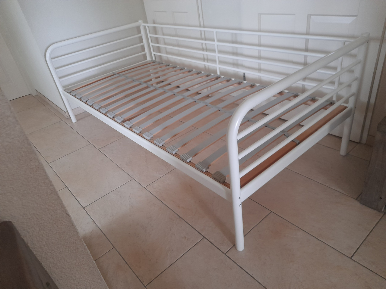 Wit metalen bed 90 x 200 ( z.g.a.n.)