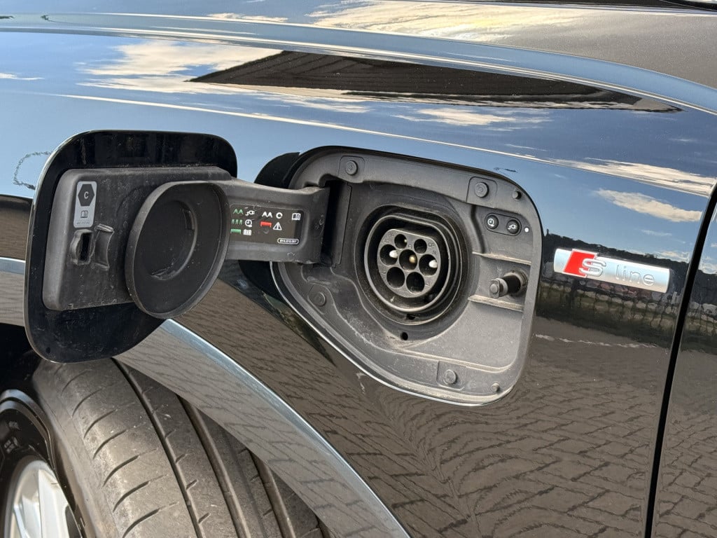 Audi Q3 sportback 45 tfsi e s-line | phev | matrix | stoelverwarming | digi