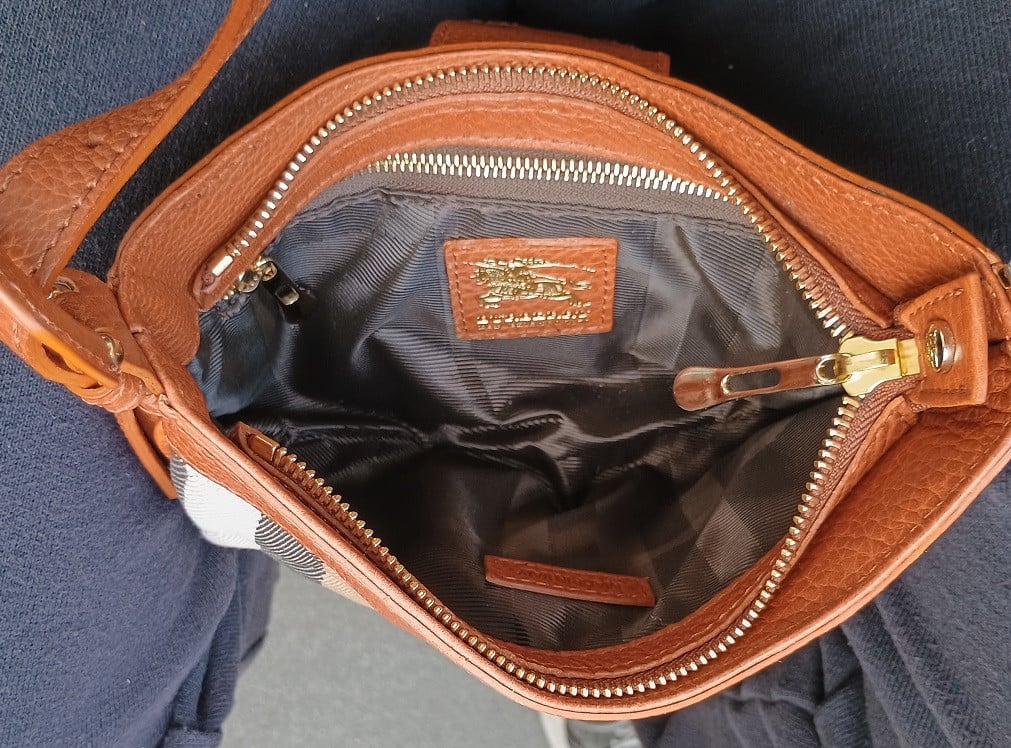 BURBERRY nova check little bag.