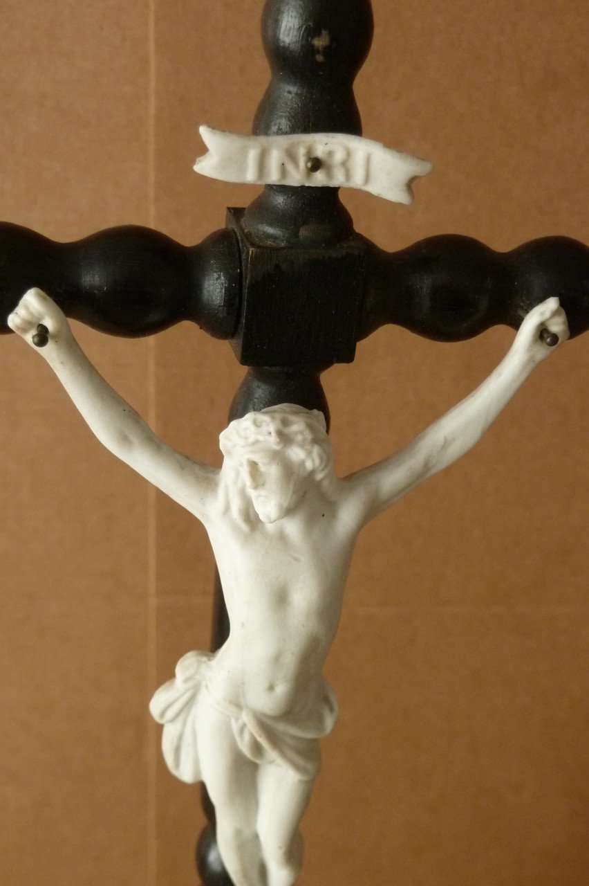 Staand kruisbeeld (crucifix) met corpus van biscuit porselein
