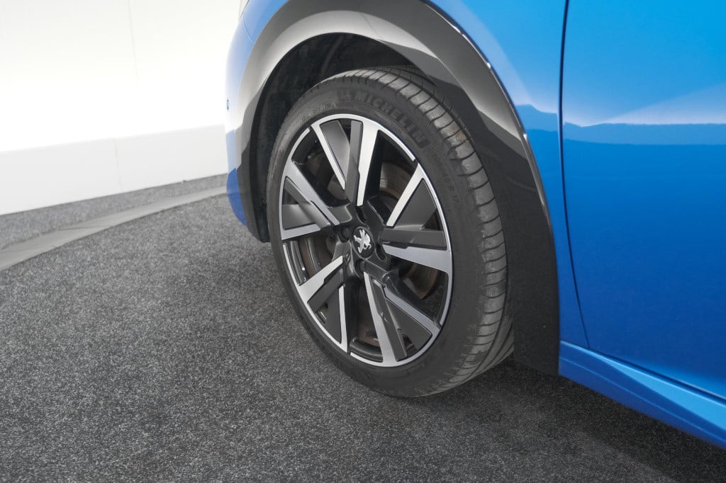 Peugeot 208 puretech 100 gt | camera | dodehoekdetectie | apple carplay | s
