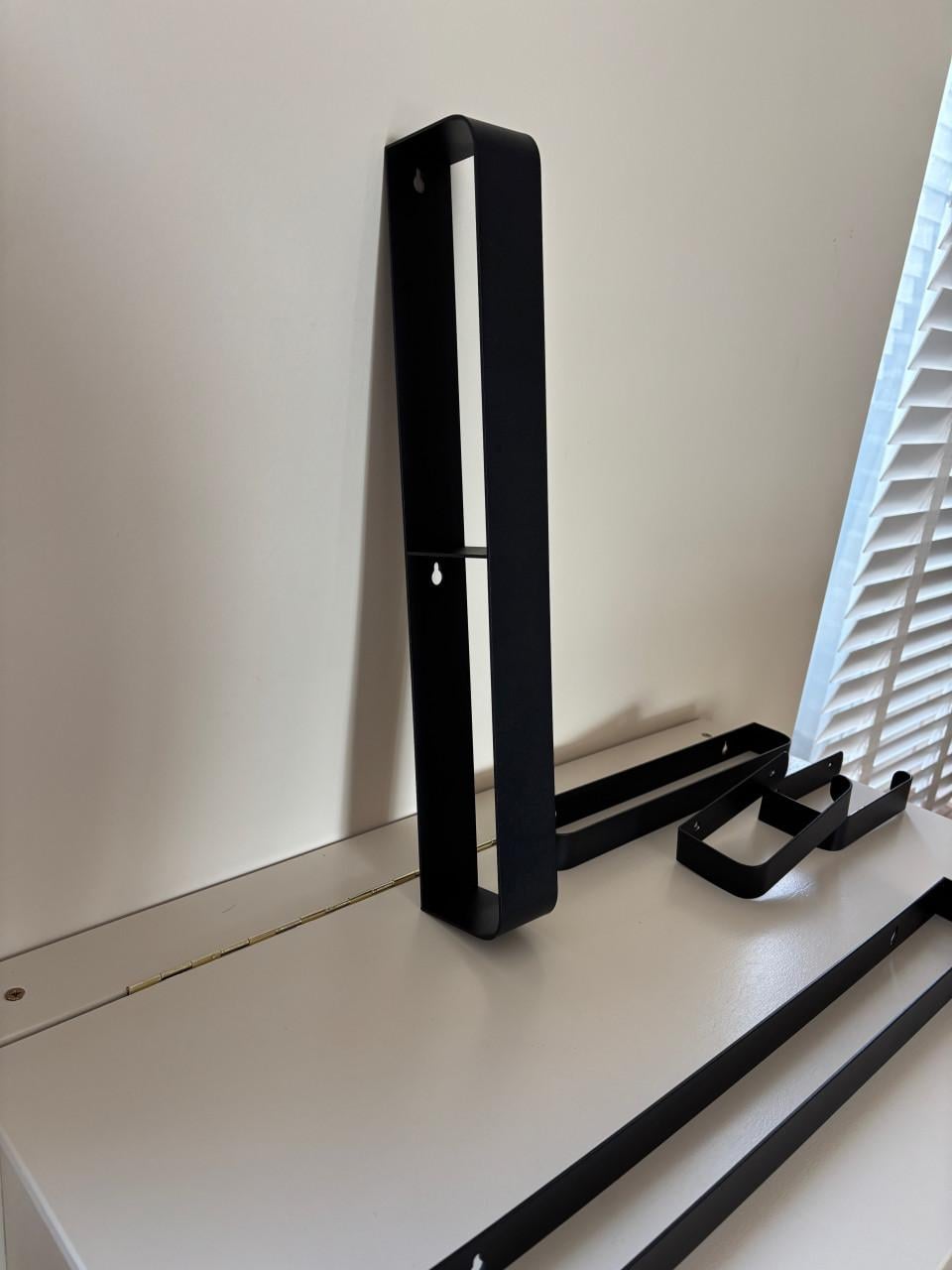 Badkamer accessoires zwart metalen ophangsystemen