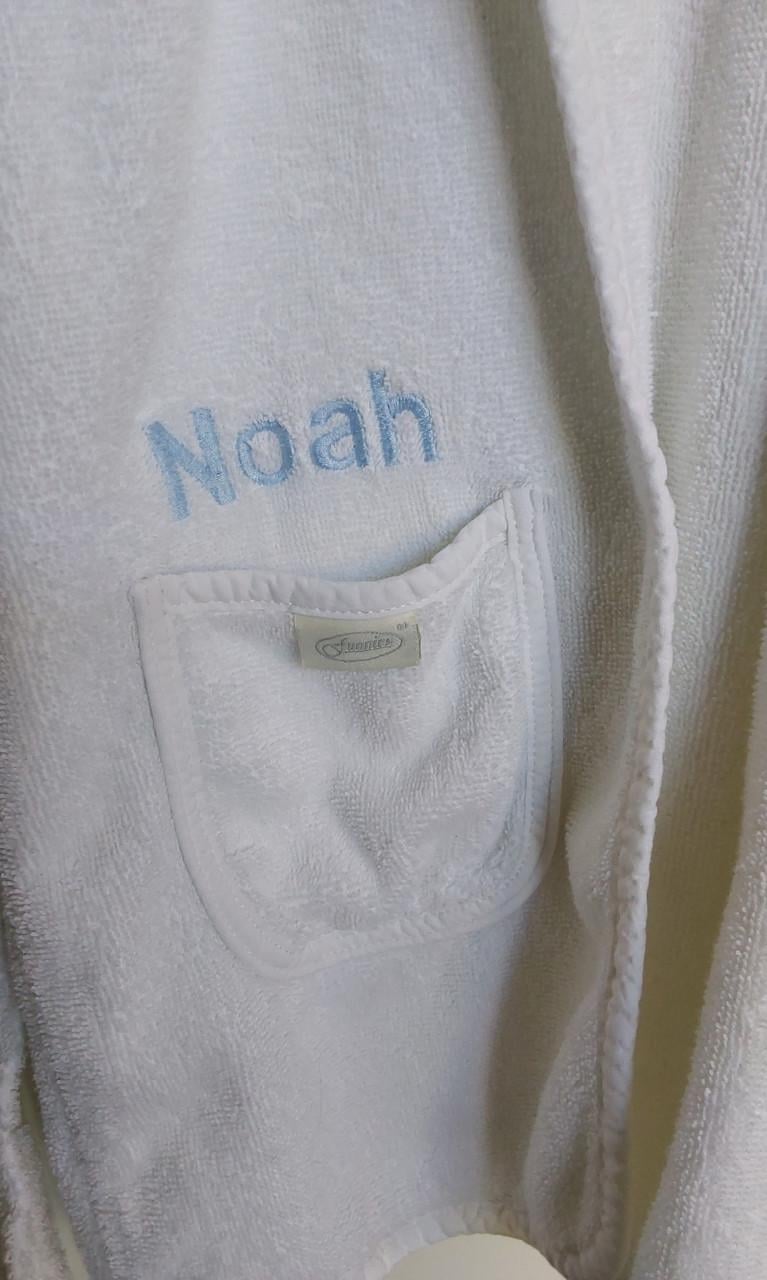 Twee badjassen met de naam Noah erop geborduurd in maat 98/104