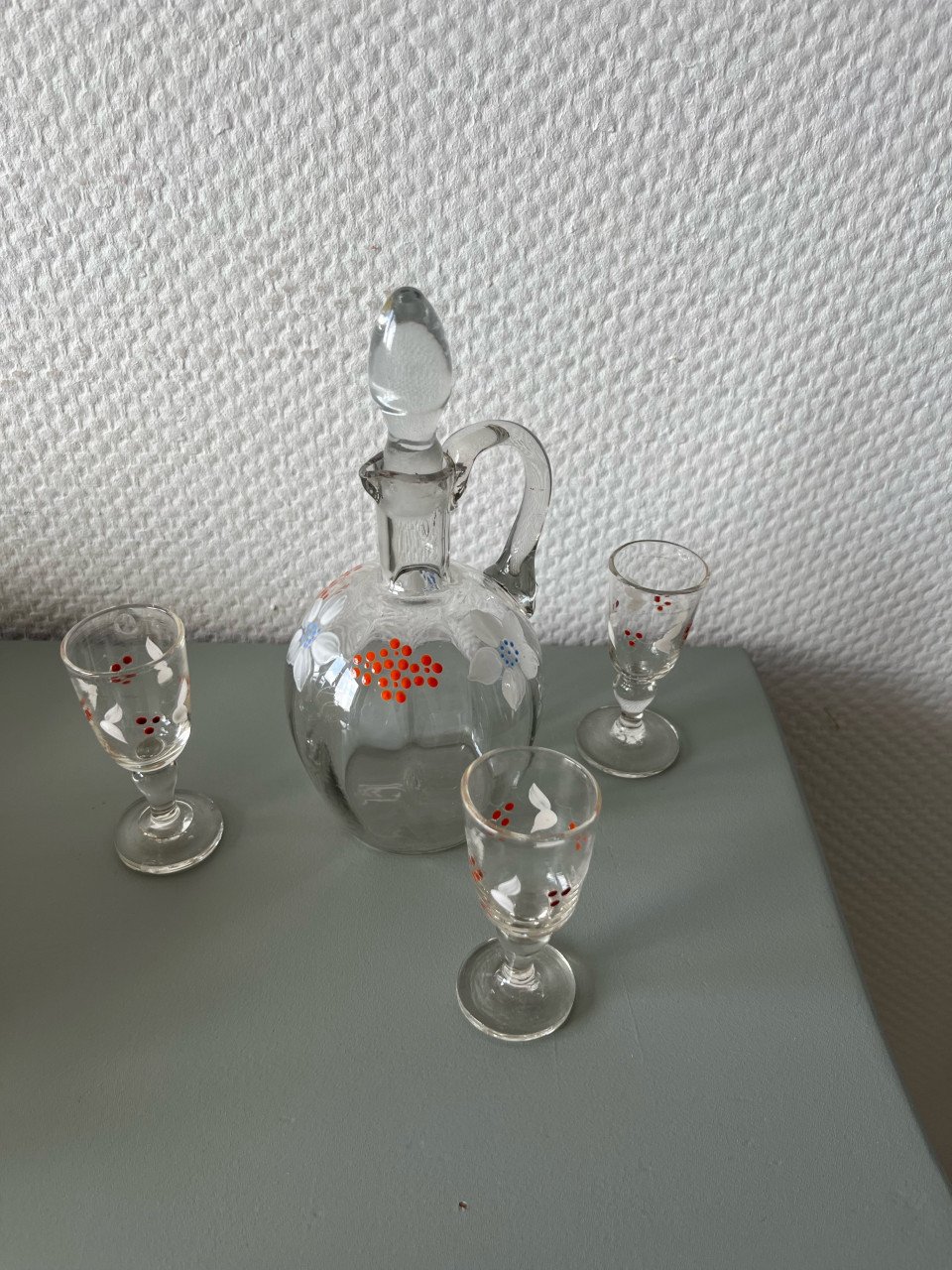 Glazen karafje met glaasjes