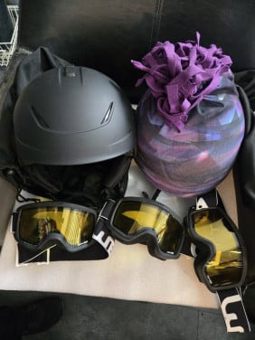 2 x skihelm Crivit en 3 x skibril Wed'ze