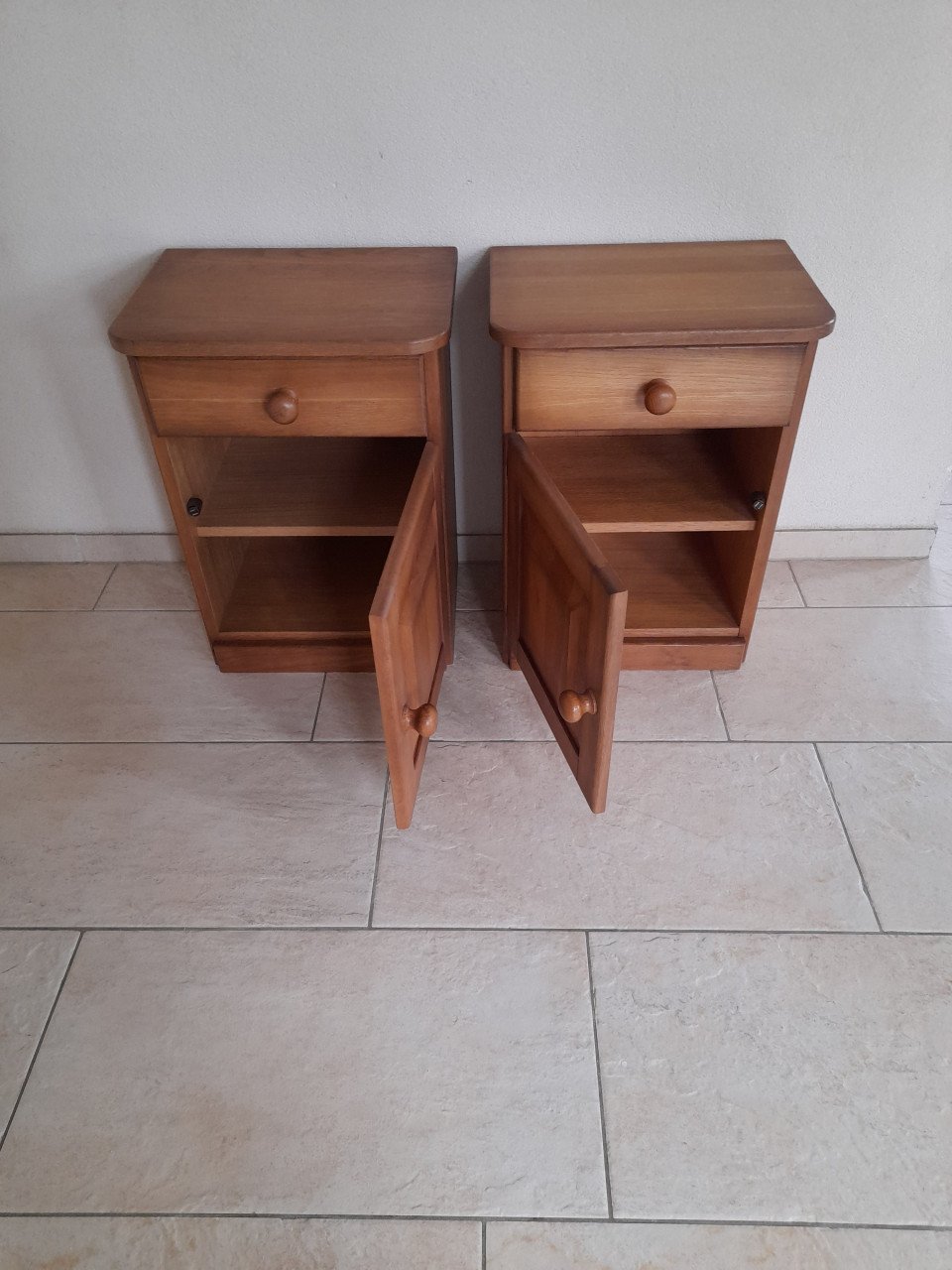 2  massief houten Nachtkastjes    45 x 34 x 62H  (z.g.a.n.)