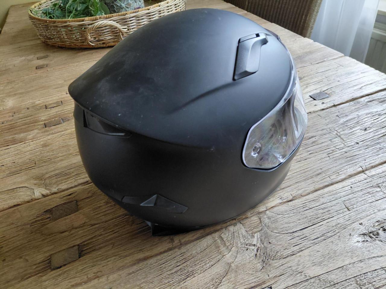 Helm met kinbescherming