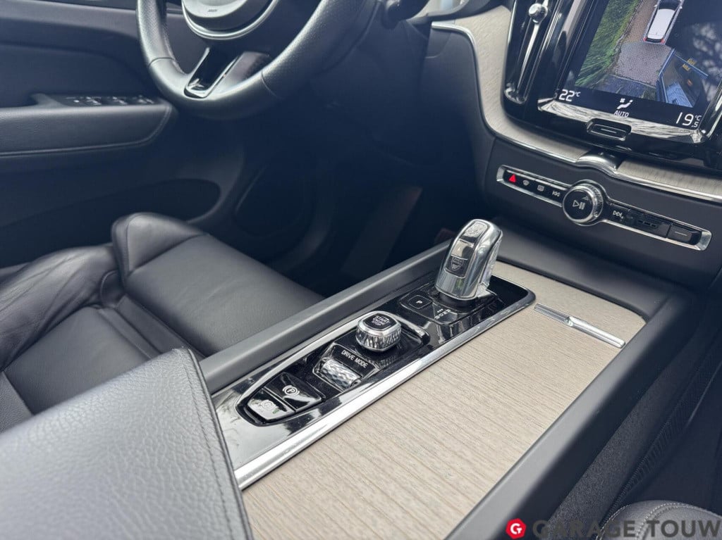 Volvo XC60 2.0 t8 twin engine awd inscription pano hud trekh