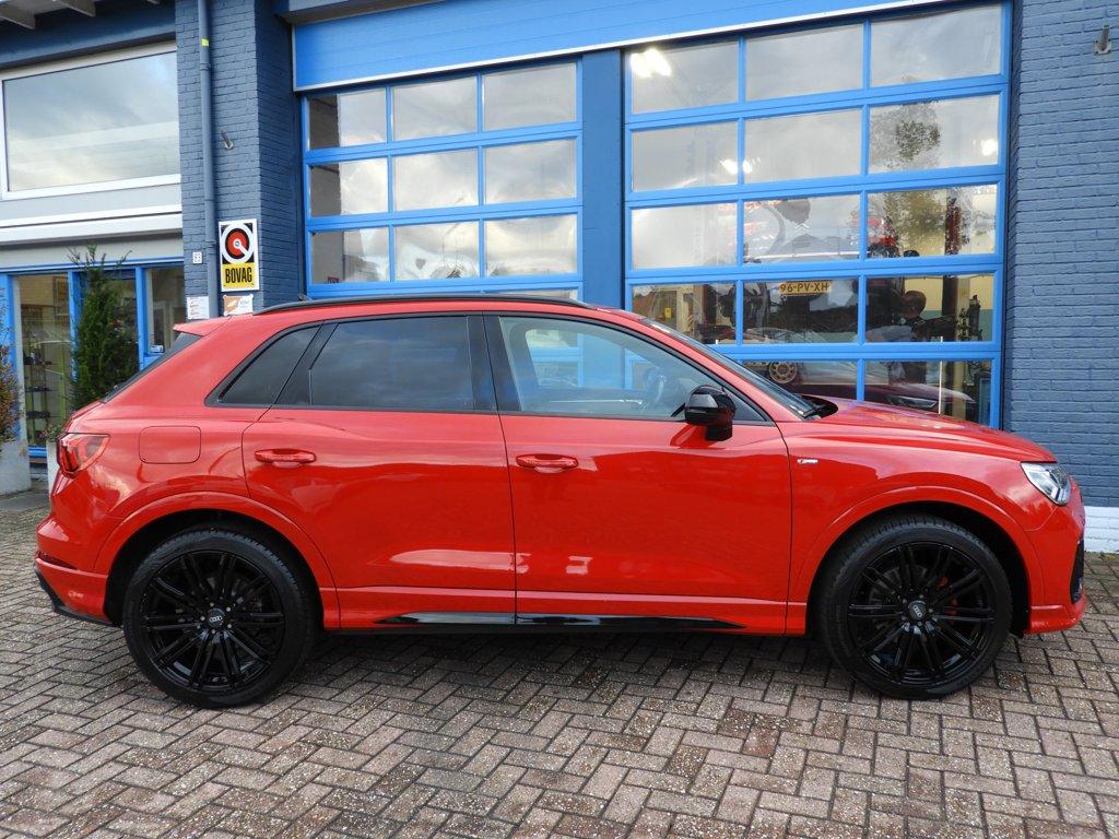 Audi Q3 35 tfsi s-line black optic nap trekhaak