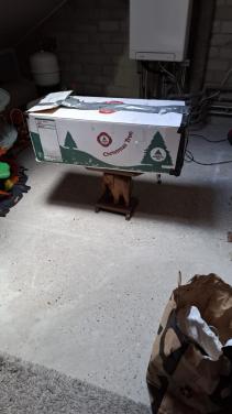 Kunstkerstboom met versieringen