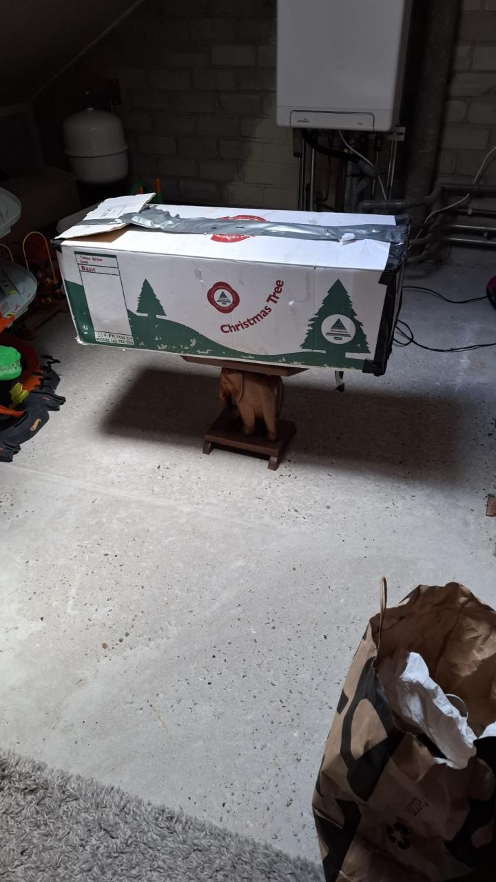 Kunstkerstboom met versieringen