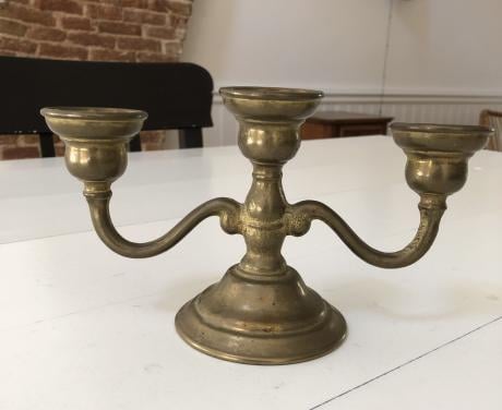 Mooie oude brocante messing kandelaar voor 3 kaarsen