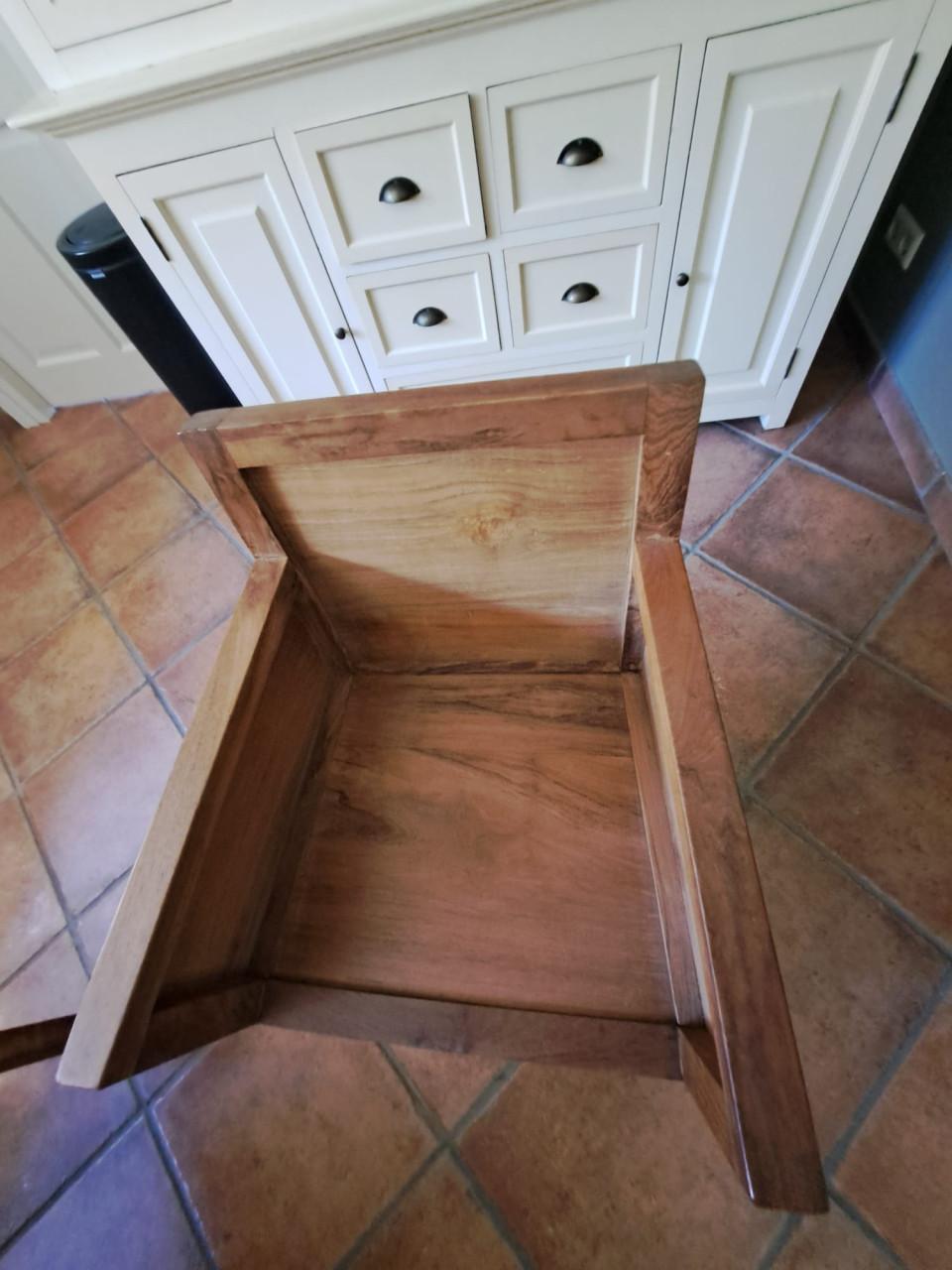 4 teakhouten stoelen met zwarte kussens
