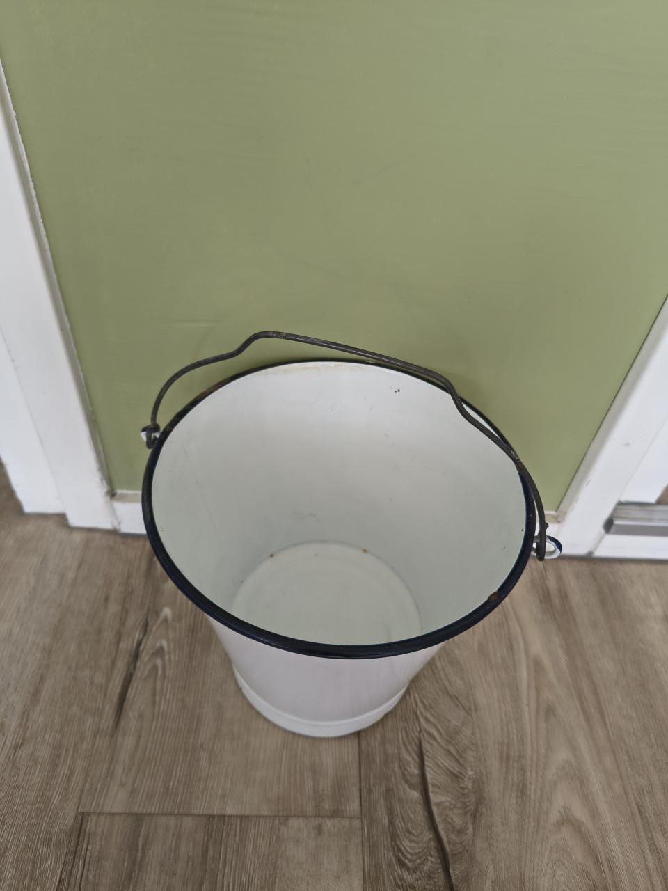 Prachtige witte emaille emmer met hengsel en blauwe rand.