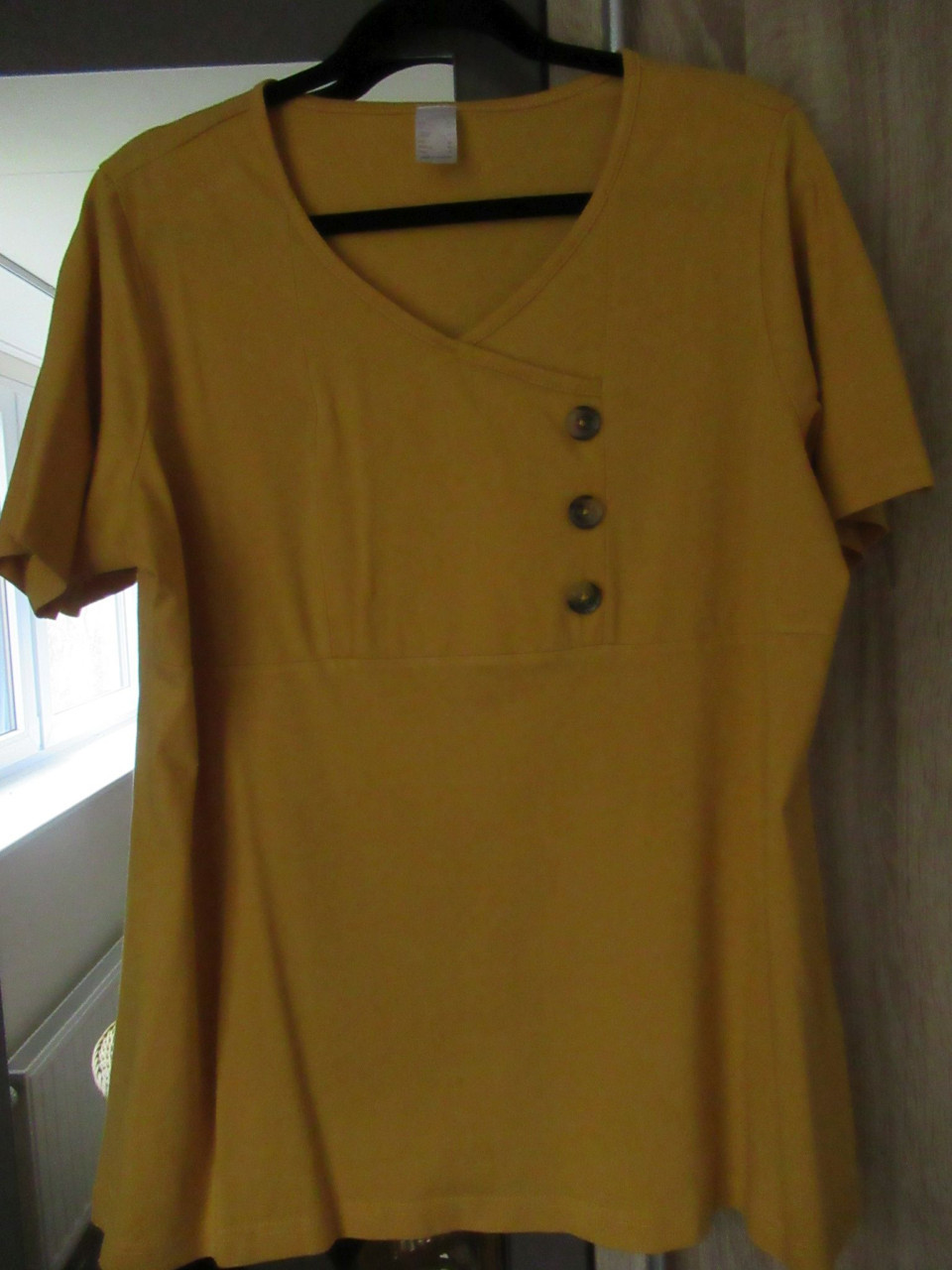 2 T-shirts, geel en zwart, zo goed als nieuw.