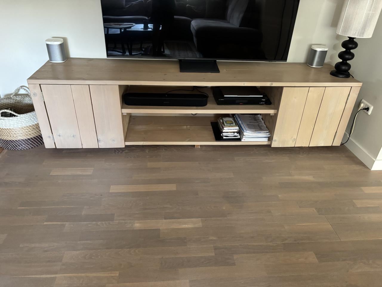 Tv-kast van steigerhout