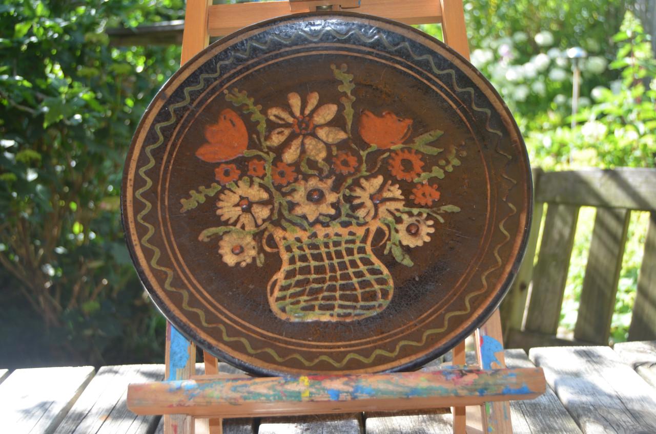 Zwarte aardewerk schotel decor vaas met bloemen 19e eeuw.