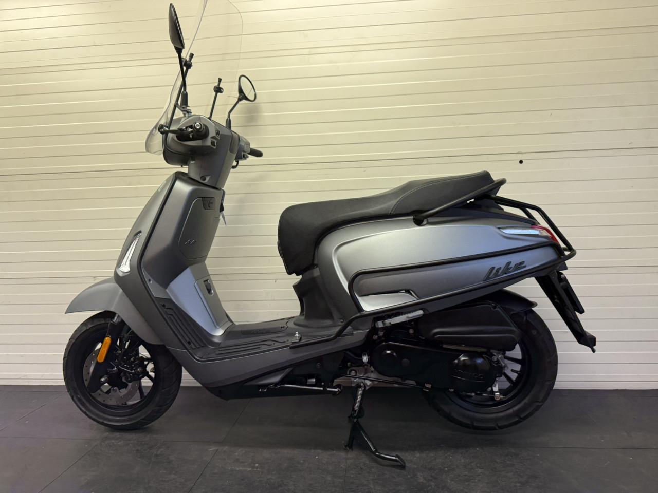 Jonge en complete Kymco New like Special 45km 2.100km oud!