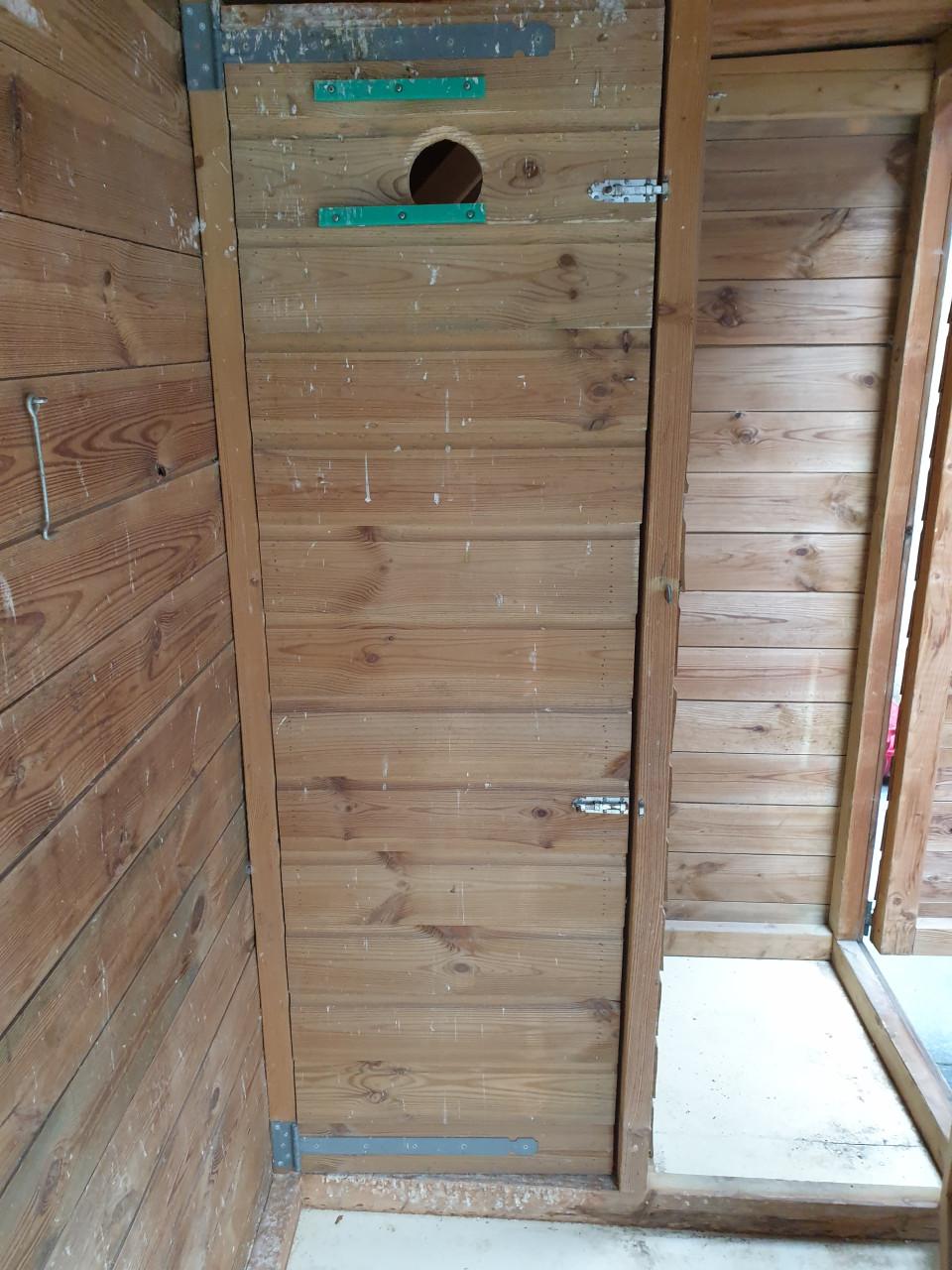 Te koop voliere en regenton