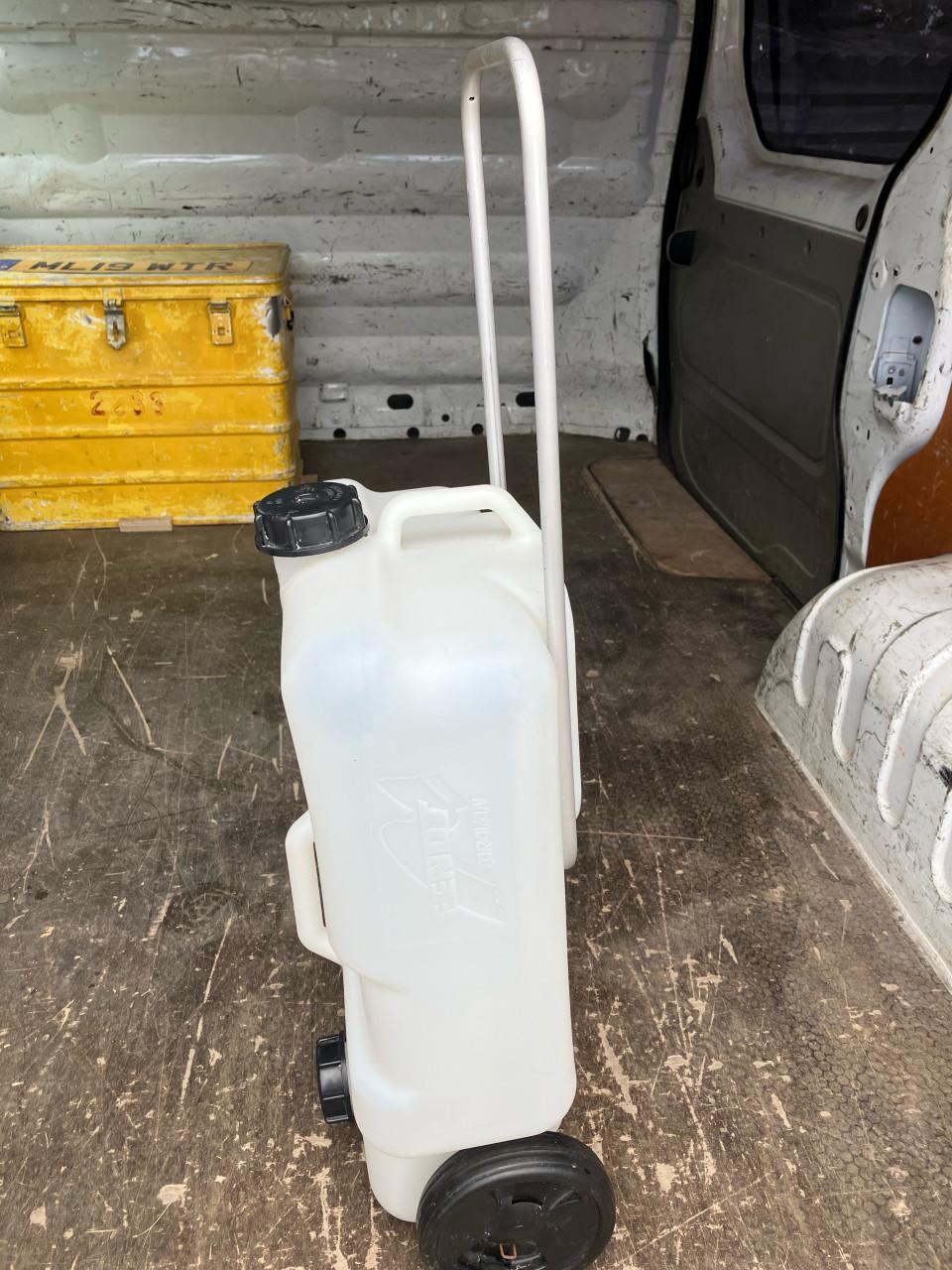 Jerrycan op wieltjes.