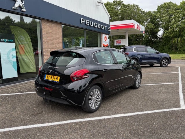 Peugeot 208 blue l. allure 1.2 pt-82pk | navigatie & bluetooth & applecarpl