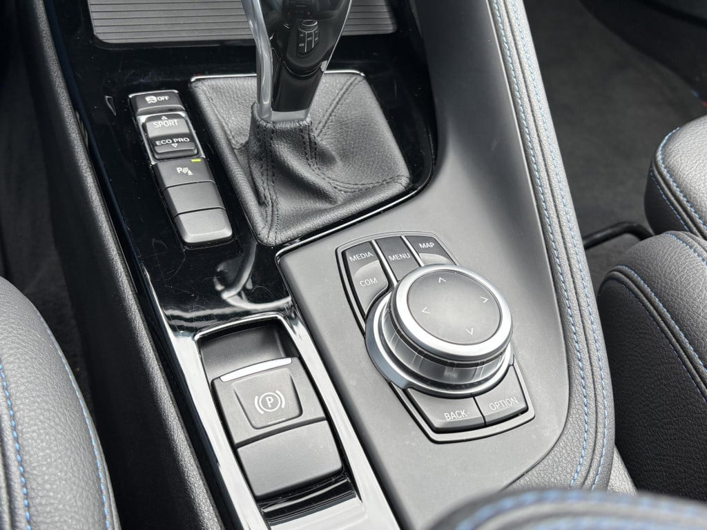 BMW X1 sdrive18i high executive m sport | trekhaak afneembaar | sportstoele