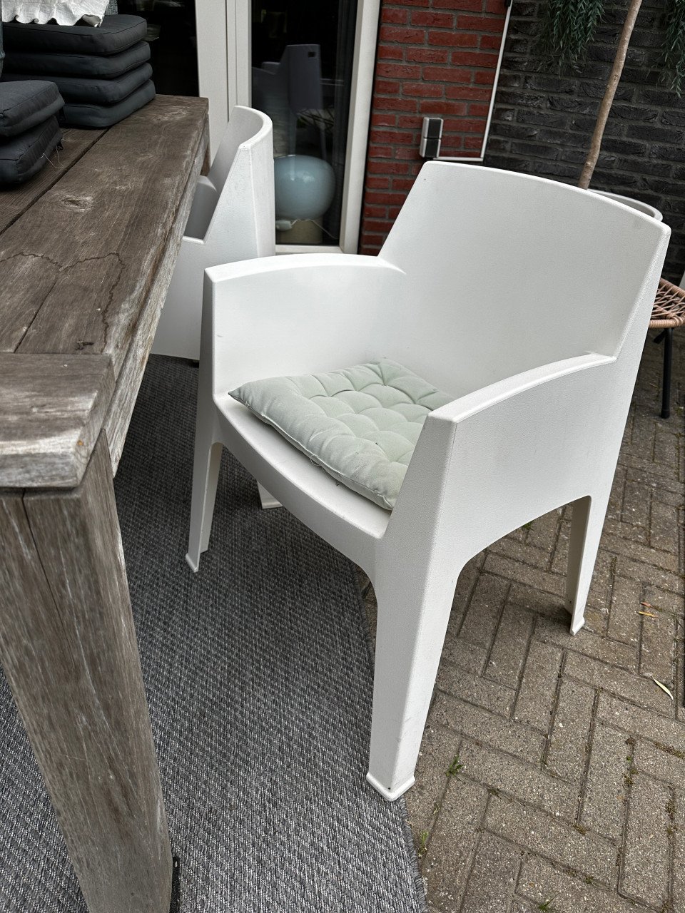 Hardhouten tuintafel met stapelbare stoelen