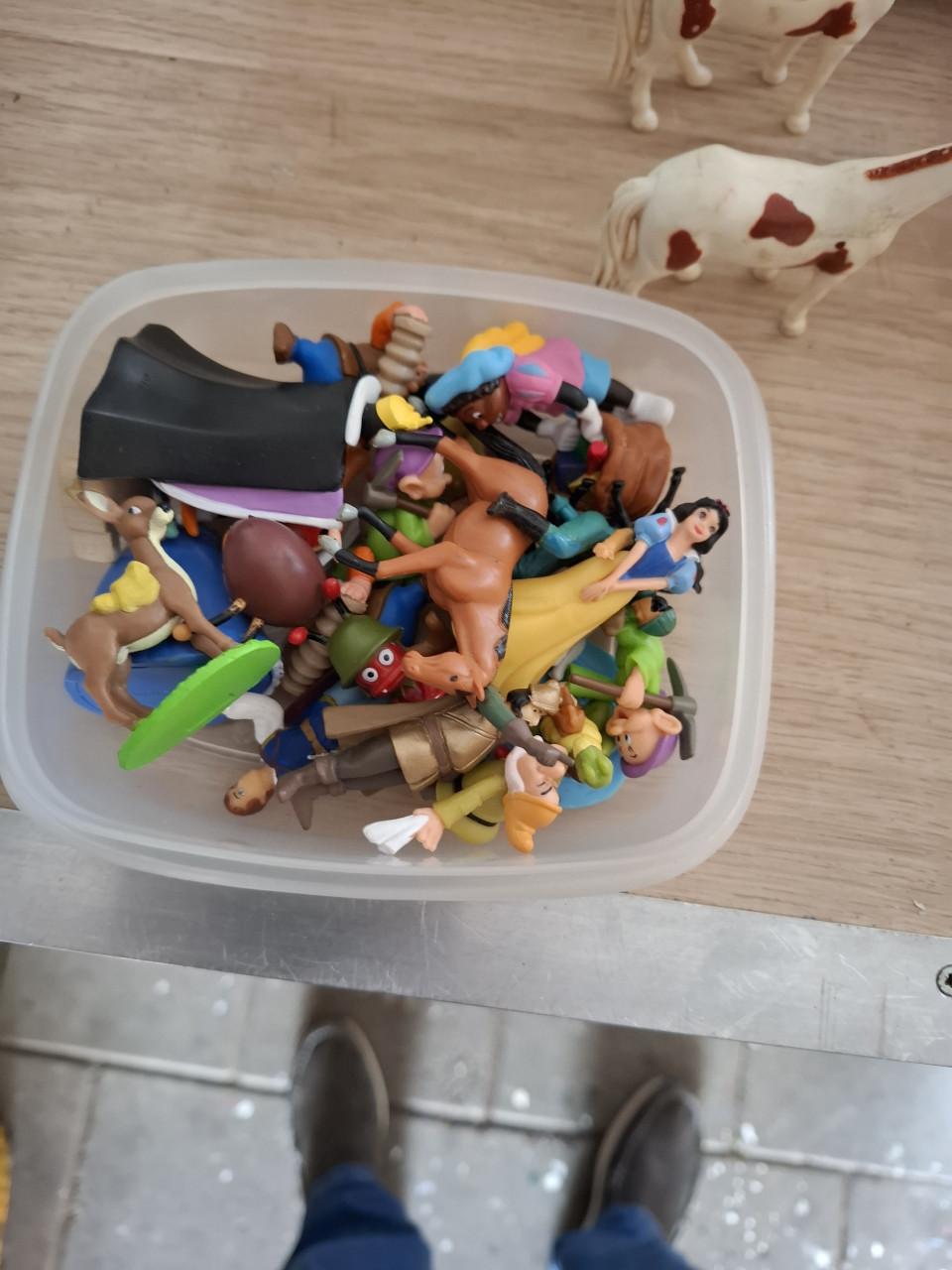 Dooos vol met kleine speeltjes