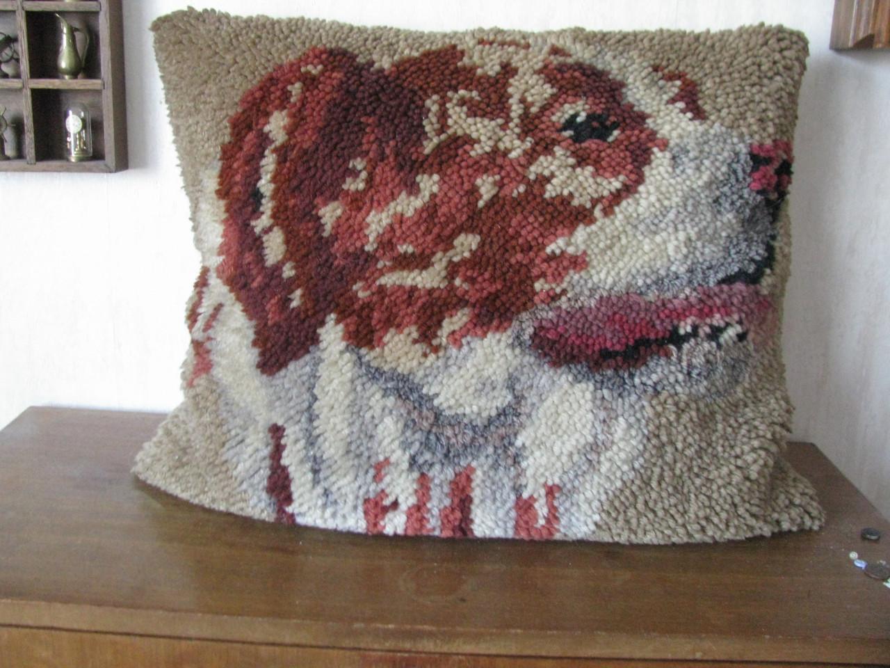 Handgeknoopt kussen.