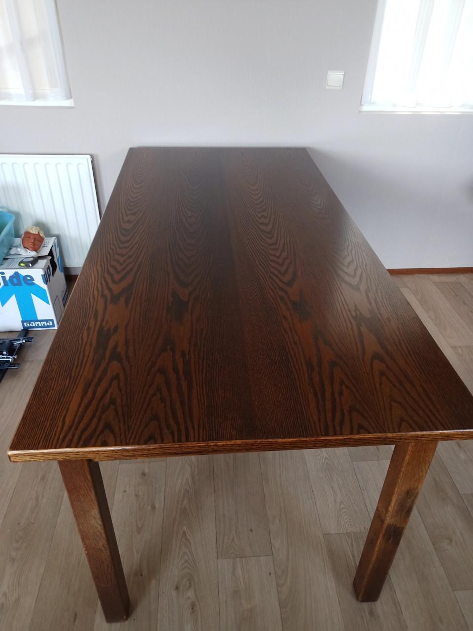 Tafel met 6 stoelen