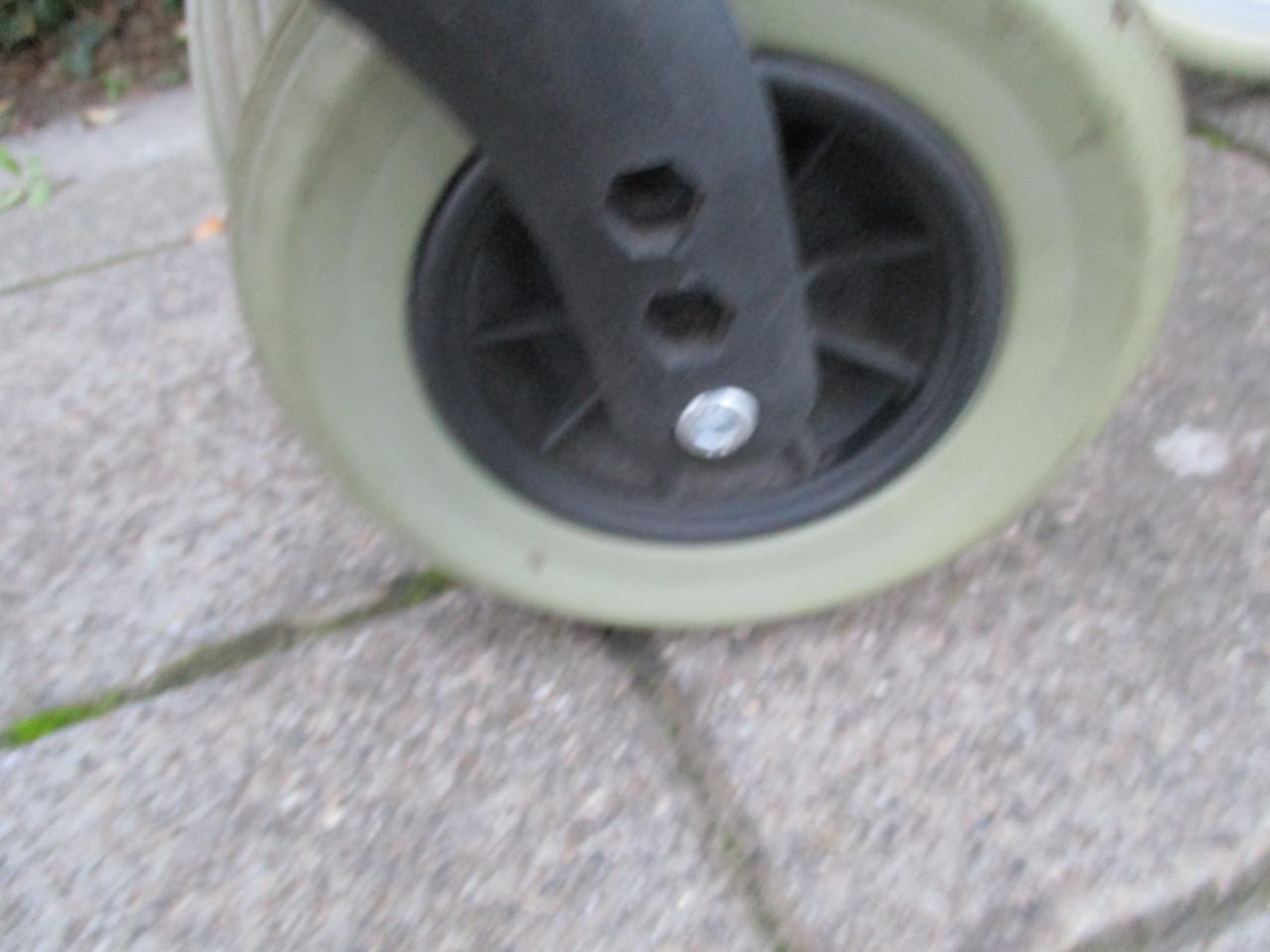 Rolstoel met handremmen en omklapbare duwhandgrepen