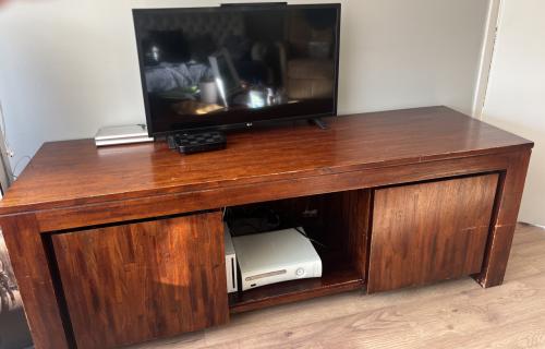 Teakhouten meubelset met gebruikerssporen