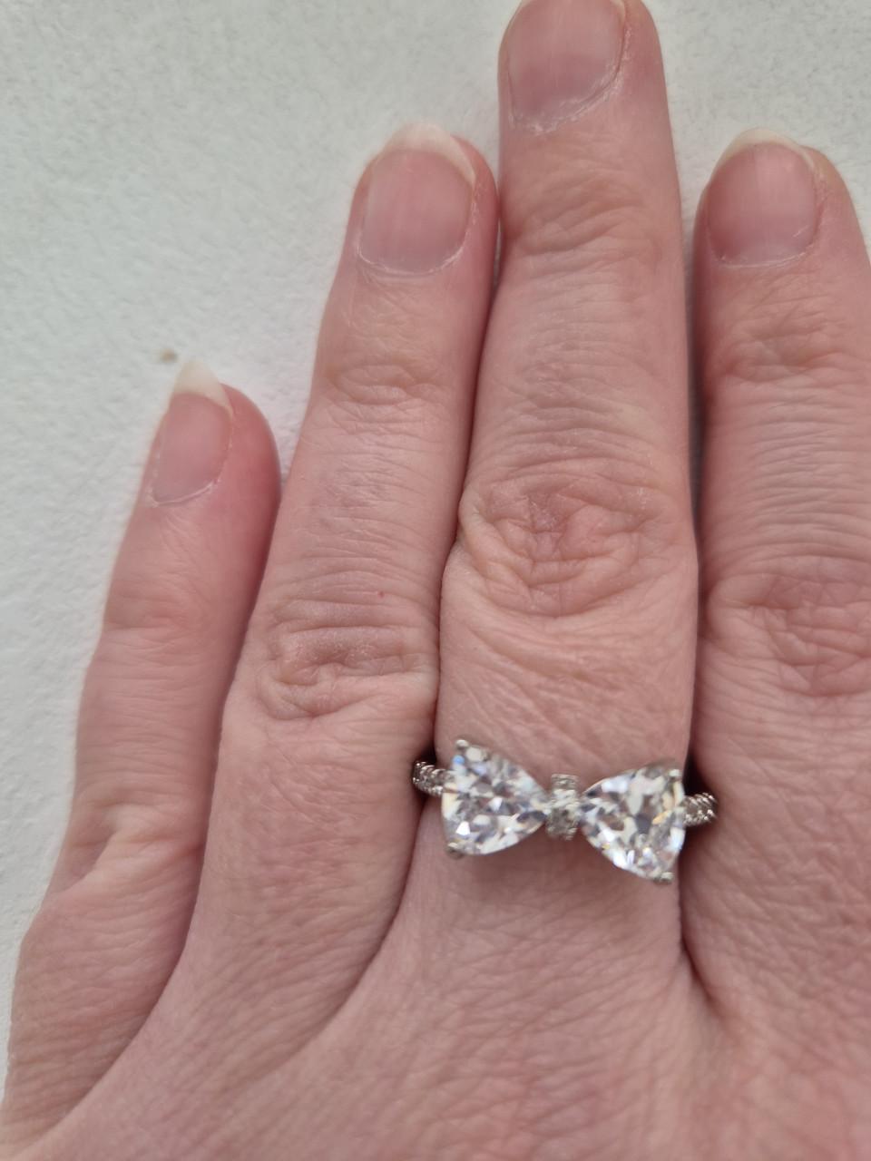 Zilverkleurige ring met strik