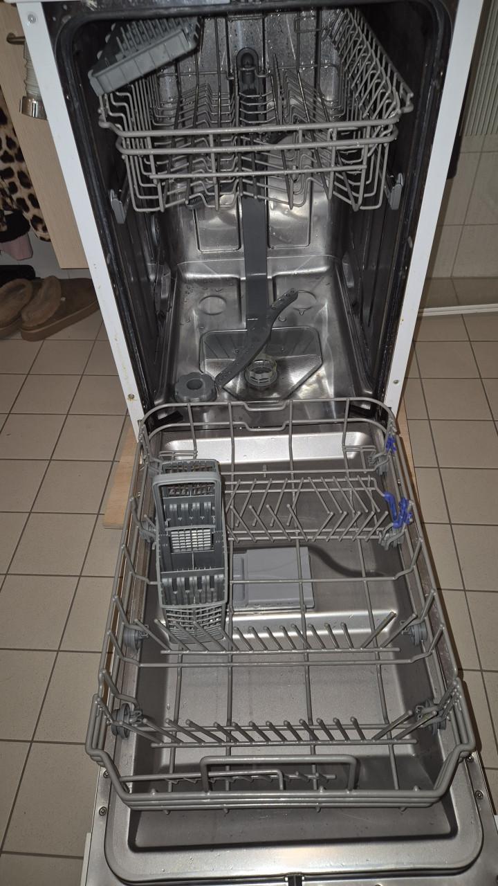 Smalle vrijstaande vaat  .  ...........