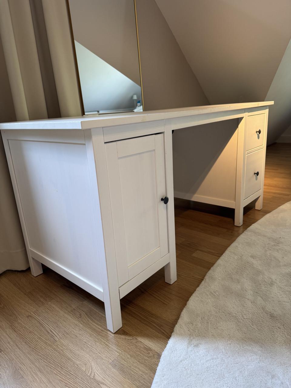 Bureau uit de Ikea serie Hemnes, wit gebeitst 155x65 cm