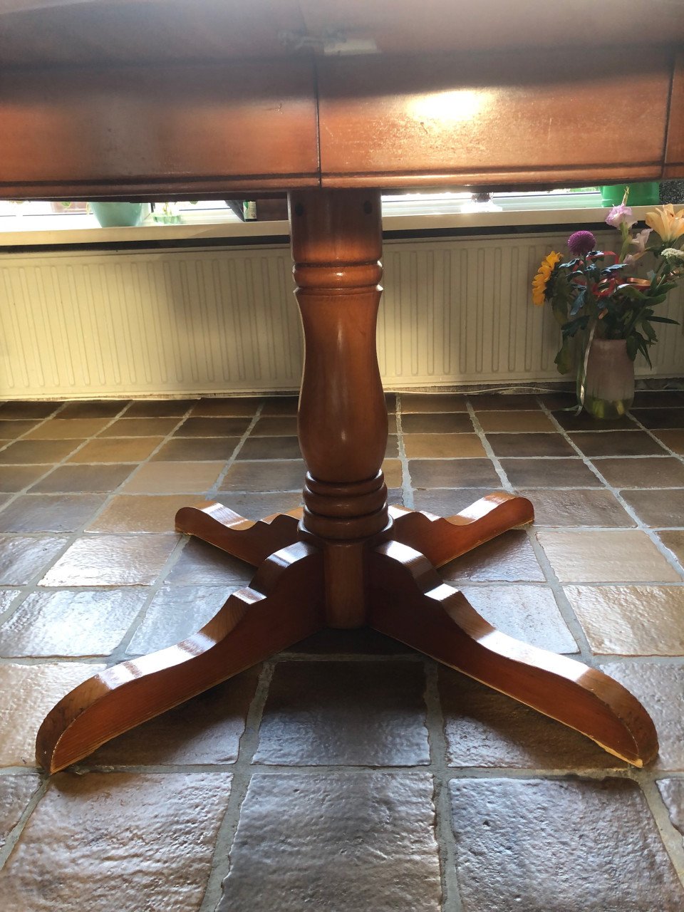 Ronde houten eettafel.